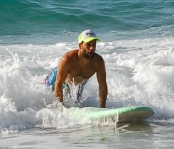 Mit gestreckten Armen ziehst du dein Surfbrett in die richtige Position und schleifst dadurch deine Beine quasi in Surfstellung. Mit gestreckten Armen ziehst du dein Surfbrett in die richtige Position und schleifst dadurch deine Beine quasi in Surfstellung.