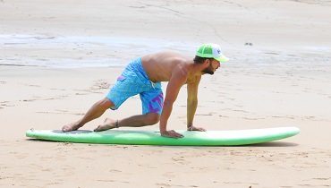 Du schleifst deine Beine förmlich in die richtige Surfposition. Du schleifst deine Beine förmlich in die richtige Surfposition.