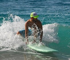 Mit einer Hand an der Rail surfst du einen Backhand Turn. Mit einer Hand an der Rail surfst du einen Backhand Turn.