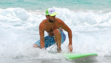 In Surftstellung bleibst du vorerst in den Knien und verlagerst etwas Gewicht auf dein hinteres, auf dem Tail stehendes Bein. In Surftstellung bleibst du vorerst in den Knien und verlagerst etwas Gewicht auf dein hinteres, auf dem Tail stehendes Bein.