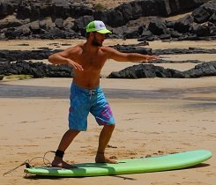 Um eine Welle nach links oder rechts zu surfen, musst du Blick, Oberkörper und Arme flüssig in die jeweilige Richtung drehen. Um eine Welle nach links oder rechts zu surfen, musst du Blick, Oberkörper und Arme flüssig in die jeweilige Richtung drehen.