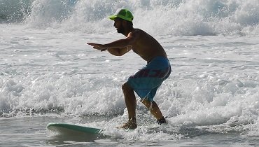 Um etwas Gewicht auf das zur Welle zeigende Rail zu verlagern, solltest du weit genug in den Knien stehen. Schau nicht auf dein Surfboard, sondern in Surfrichtung! Um etwas Gewicht auf das zur Welle zeigende Rail zu verlagern, solltest du weit genug in den Knien stehen. Schau nicht auf dein Surfboard, sondern in Surfrichtung!