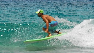Dein Blick sollte immer in die Surfrichtung gerichtet sein. Das ist vor allem entscheidend, wenn man Wellen schräg absurft oder Manöver plant. Dein Blick sollte immer in die Surfrichtung gerichtet sein. Das ist vor allem entscheidend, wenn man Wellen schräg absurft oder Manöver plant.
