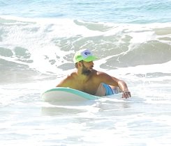 Du liegst auf deinem Surfbrett und beobachtest die Wellenentwicklung. Du liegst auf deinem Surfbrett und beobachtest die Wellenentwicklung.