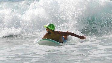 Du siehst eine kraftvolle Weißwasserwelle auf dich zukommen und beginnst mit voller Energie zu paddeln. Du siehst eine kraftvolle Weißwasserwelle auf dich zukommen und beginnst mit voller Energie zu paddeln.