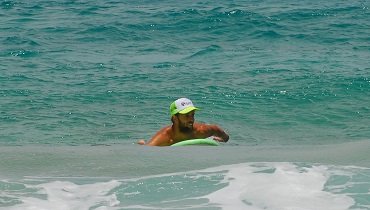 Wenn du eine Welle kommen siehst und du dich entscheidest, diese zu surfen, dann drehe dein Surfboard mit der Nose Richtung Strand. Wenn die Welle nur noch 3 Meter von dir entfernt ist, beginn zu paddeln. Vergiss dabei deinen prüfenden Blick über die Schulter nicht . Wenn du eine Welle kommen siehst und du dich entscheidest, diese zu surfen, dann drehe dein Surfboard mit der Nose Richtung Strand. Wenn die Welle nur noch 3 Meter von dir entfernt ist, beginn zu paddeln. Vergiss dabei deinen prüfenden Blick über die Schulter nicht .