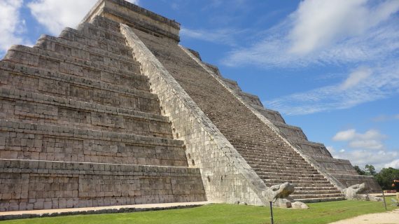 Die berühmte Pyramide Chichen Itza Die berühmte Pyramide Chichen Itza