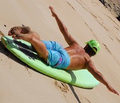 In dieser "Vogelposition" kannst du deine Körperspannung trainieren.