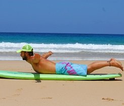 Brust hoch, Blick nach vorn - so behälst du den nötigen Auftrieb auf der Welle.