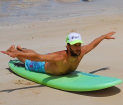 "Der Adler" eignet sich besonders gut, um deine Balance auf dem Surfboard und dein Brettgefühl zu verbessern.