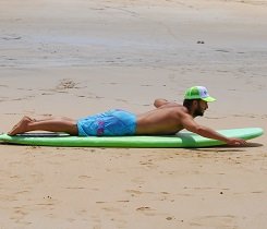 So liegst du richtig auf deinem Surfboard - im "Sweet Spot". So liegst du richtig auf deinem Surfboard - im "Sweet Spot".