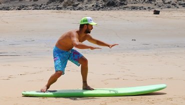 Wie unter Punkt 1 und 2 beschrieben, sollte so deine Haltung auf deinem Sufboard aussehen. Wie unter Punkt 1 und 2 beschrieben, sollte so deine Haltung auf deinem Sufboard aussehen.