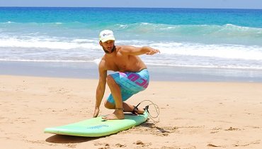 Euer Blick zeigt in die Richtung, in die ihr surfen möchtet entlang des Armes, der zur Wellenwand ziegt und nicht ans Rail greift. Euer Blick zeigt in die Richtung, in die ihr surfen möchtet entlang des Armes, der zur Wellenwand ziegt und nicht ans Rail greift.