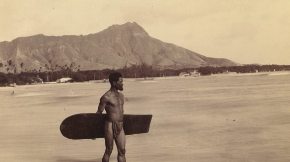 Das erste Foto eines Surfers in Hawaii um 1890