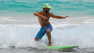 Deine Arme, Schultern und dein Blick zeigen in die Richtung, in die du surfen möchtest. Deine Arme, Schultern und dein Blick zeigen in die Richtung, in die du surfen möchtest.