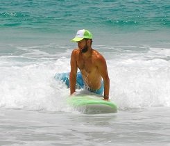 Winkel das Bein an, was in Surfstellung weiter hinten steht, und richte deinen Körper zu diesem gewandt aus. Winkel das Bein an, was in Surfstellung weiter hinten steht, und richte deinen Körper zu diesem gewandt aus.