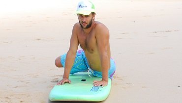 Deine Schultern bewegen sich in Richtung des angewinkelten Beines, wodurch sich zugleich deine Hüfte öffnet. Deine Schultern bewegen sich in Richtung des angewinkelten Beines, wodurch sich zugleich deine Hüfte öffnet.