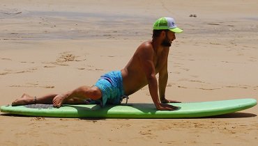 Winkel das Bein, welches sich in Surfstellung weiter hinten befindet auf beinahe Kniehöhe an. Winkel das Bein, welches sich in Surfstellung weiter hinten befindet auf beinahe Kniehöhe an.