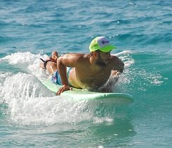 Nimmt die Welle dich mit, beginne mit dem Take-Off und schaue dabei immer in die Richtung, in die du surfen möchtest. Nimmt die Welle dich mit, beginne mit dem Take-Off und schaue dabei immer in die Richtung, in die du surfen möchtest.