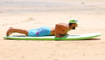 Unter Körperspannung und deinen Händen auf Brusthöhe drückst du deinen Oberkörper in aufrechte Haltung. Unter Körperspannung und deinen Händen auf Brusthöhe drückst du deinen Oberkörper in aufrechte Haltung.