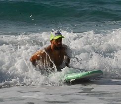 Du drückst deinen Oberkörper kraftvoll nach oben. Du drückst deinen Oberkörper kraftvoll nach oben.