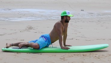 Nun drückst du deinen Oberkörper nach oben und winkelst - anders als bei der Drei-Schritte-Technik - direkt im gleichen Zug an. Nun drückst du deinen Oberkörper nach oben und winkelst - anders als bei der Drei-Schritte-Technik - direkt im gleichen Zug an.