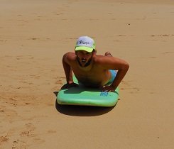 Drücke deinen Oberkörper nach oben. Drücke deinen Oberkörper nach oben.