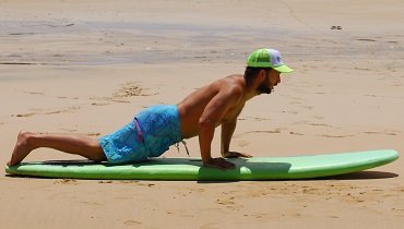 Haltet euren Körper gestreckt und angespannt, indem ihr euch mit euren Armen unter eurem Brustkorb hochdrückt. Haltet euren Körper gestreckt und angespannt, indem ihr euch mit euren Armen unter eurem Brustkorb hochdrückt.