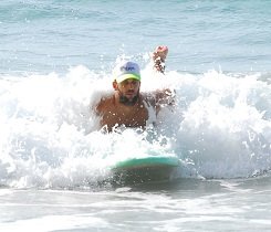 Sobald dich die Welle mitnimmt, drückst du deinen Oberkörper zügig nach oben. Sobald dich die Welle mitnimmt, drückst du deinen Oberkörper zügig nach oben.