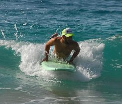 ... nimmt dich die Welle mit und du drückst deinen Oberkörper unter Spannung nach oben. ... nimmt dich die Welle mit und du drückst deinen Oberkörper unter Spannung nach oben.