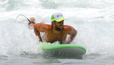 Die Welle nimmt dich auf und du drückst deinen Oberkörper mit Blick bereits in Surfrichtung in aufrechte Haltung. Die Welle nimmt dich auf und du drückst deinen Oberkörper mit Blick bereits in Surfrichtung in aufrechte Haltung.