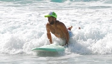 Du spürst, dass dich das White Wash mitnimmt und drückst deinen Oberkörper mit deinen Armen auf Höhe deiner Schultern nach oben. Du spürst, dass dich das White Wash mitnimmt und drückst deinen Oberkörper mit deinen Armen auf Höhe deiner Schultern nach oben.
