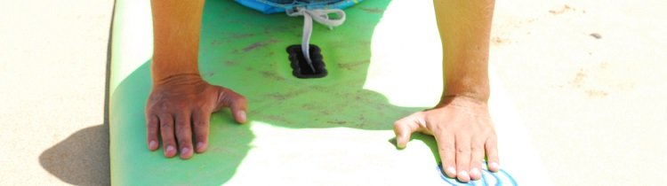 Um den Take-Off schneller durchzuführen, ist es hilfreich, wenn du deine Hände zum Hochdrücken entsprechend deiner Fußstellung etwas versetzt anordnest. Um den Take-Off schneller durchzuführen, ist es hilfreich, wenn du deine Hände zum Hochdrücken entsprechend deiner Fußstellung etwas versetzt anordnest.