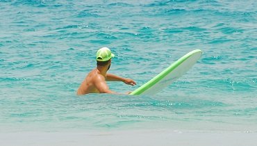 Wenn du auf eine grüne Welle wartest, dann positioniere dein Board immer parallel zu den kommenden Wellen und zum Strand, um alles im Blick zu haben. Wenn du auf eine grüne Welle wartest, dann positioniere dein Board immer parallel zu den kommenden Wellen und zum Strand, um alles im Blick zu haben.