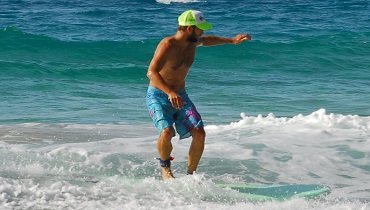 In der Ausgangsposition angekommen, verlagerst du ein Gewicht um weitere ein bis zwei Schritte nach hinten auf deinem Surfbrett. In der Ausgangsposition angekommen, verlagerst du ein Gewicht um weitere ein bis zwei Schritte nach hinten auf deinem Surfbrett.