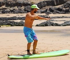 Stehst du nun wieder weiter vorn, verhinderst du, dass die Spitze deines Brettes zu weit nach oben zeigt, was dich bremst. Stehst du nun wieder weiter vorn, verhinderst du, dass die Spitze deines Brettes zu weit nach oben zeigt, was dich bremst.