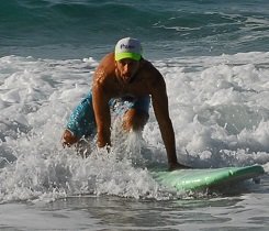 Mit einem Ruck stehst du mit Blick nach vorn auf deinem Surfbrett. Mit einem Ruck stehst du mit Blick nach vorn auf deinem Surfbrett.