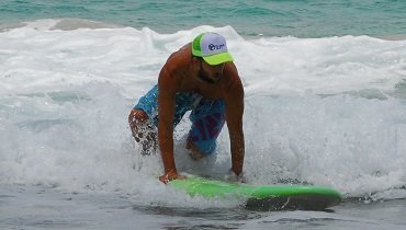 Schnell gehst du unter Körperspannung in Surfstellung. Schnell gehst du unter Körperspannung in Surfstellung.