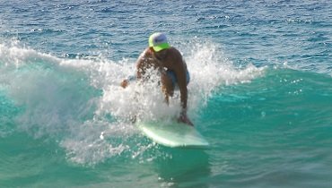 Du bleibst vorerst tief in den Knien und richtest deinen Körper aus, um die richtige Balance zu finden. Du bleibst vorerst tief in den Knien und richtest deinen Körper aus, um die richtige Balance zu finden.