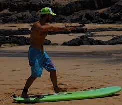 Im Wellental angelangt, kannst du, um Geschwindigkeit zu generieren, wieder zwei drei Schritte auf deinem Surfboard nach vorn gehen. Im Wellental angelangt, kannst du, um Geschwindigkeit zu generieren, wieder zwei drei Schritte auf deinem Surfboard nach vorn gehen.