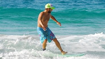 Verlagere deine Position durch ein bis zwei kleine, zügige Schritte. Verliere dabei nicht deinen Blick nach vorn. Verlagere deine Position durch ein bis zwei kleine, zügige Schritte. Verliere dabei nicht deinen Blick nach vorn.