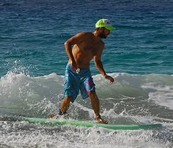 Um nicht an Speed zu verlieren, gehst zwei bis drei Schritte nach vorn, damit das Tail deines Surfbrettes nicht zu tief ins Wasser sinkt und du dein Board in optimale Gleitlage bringst. Um nicht an Speed zu verlieren, gehst zwei bis drei Schritte nach vorn, damit das Tail deines Surfbrettes nicht zu tief ins Wasser sinkt und du dein Board in optimale Gleitlage bringst.