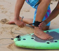 Gehe sicher, dass die Leash fest über deinem Knöchel befestigt ist und sie nach außen zeigt. Gehe sicher, dass die Leash fest über deinem Knöchel befestigt ist und sie nach außen zeigt.