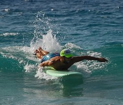 Peddel dann kräftig und visiere deine Surfrichtung an. Peddel dann kräftig und visiere deine Surfrichtung an.