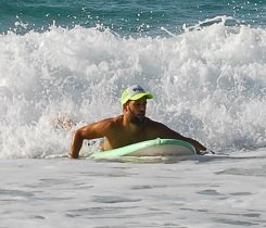 Ist die Welle ungefähr 2 Meter hinter dir, beginnst du mit langen Zügen kräftig zu paddeln. Ist die Welle ungefähr 2 Meter hinter dir, beginnst du mit langen Zügen kräftig zu paddeln.