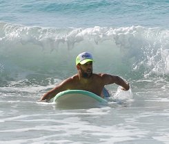 Empfindest du die Welle als surfbar, beginnst du im Sweet Spot kräftig zu paddeln. Empfindest du die Welle als surfbar, beginnst du im Sweet Spot kräftig zu paddeln.