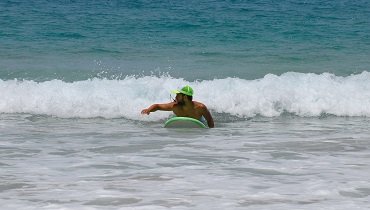 Kontrolliere während des Paddelns den Abstand der Welle zu dir durch einen Blick über deine Schulter.
