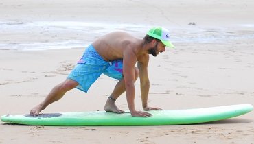 Positioniere deine Füße mittig auf deinem Surfboard, um nicht durch falsche Gewichtsverlagerung direkt vom Board zu fallen. Positioniere deine Füße mittig auf deinem Surfboard, um nicht durch falsche Gewichtsverlagerung direkt vom Board zu fallen.