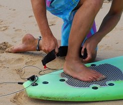 Schließe das gepolsterte Klettverschluss-Ende sicher über deinem Knöchel. Schließe das gepolsterte Klettverschluss-Ende sicher über deinem Knöchel.