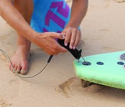 Befestige deine Leash stabil am Leash-Bändchen. Befestige die Leash stabil am Leash-Bändchen.